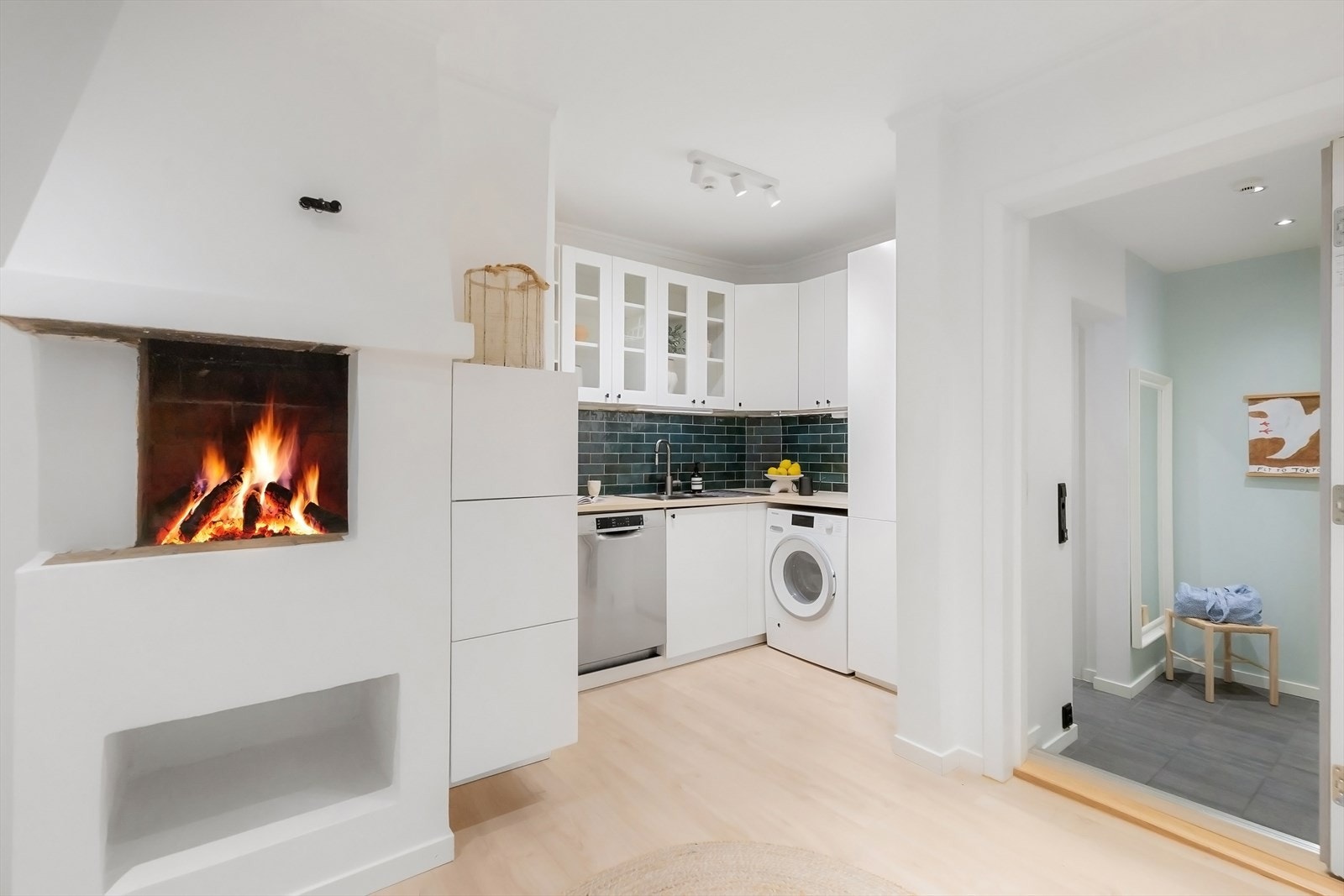 Åpen peis sikrer behagelig og vedvarende varme, samtidig som den bidrar til hyggelig stemning på kalde høst- og vinterkvelder. Galleribilde