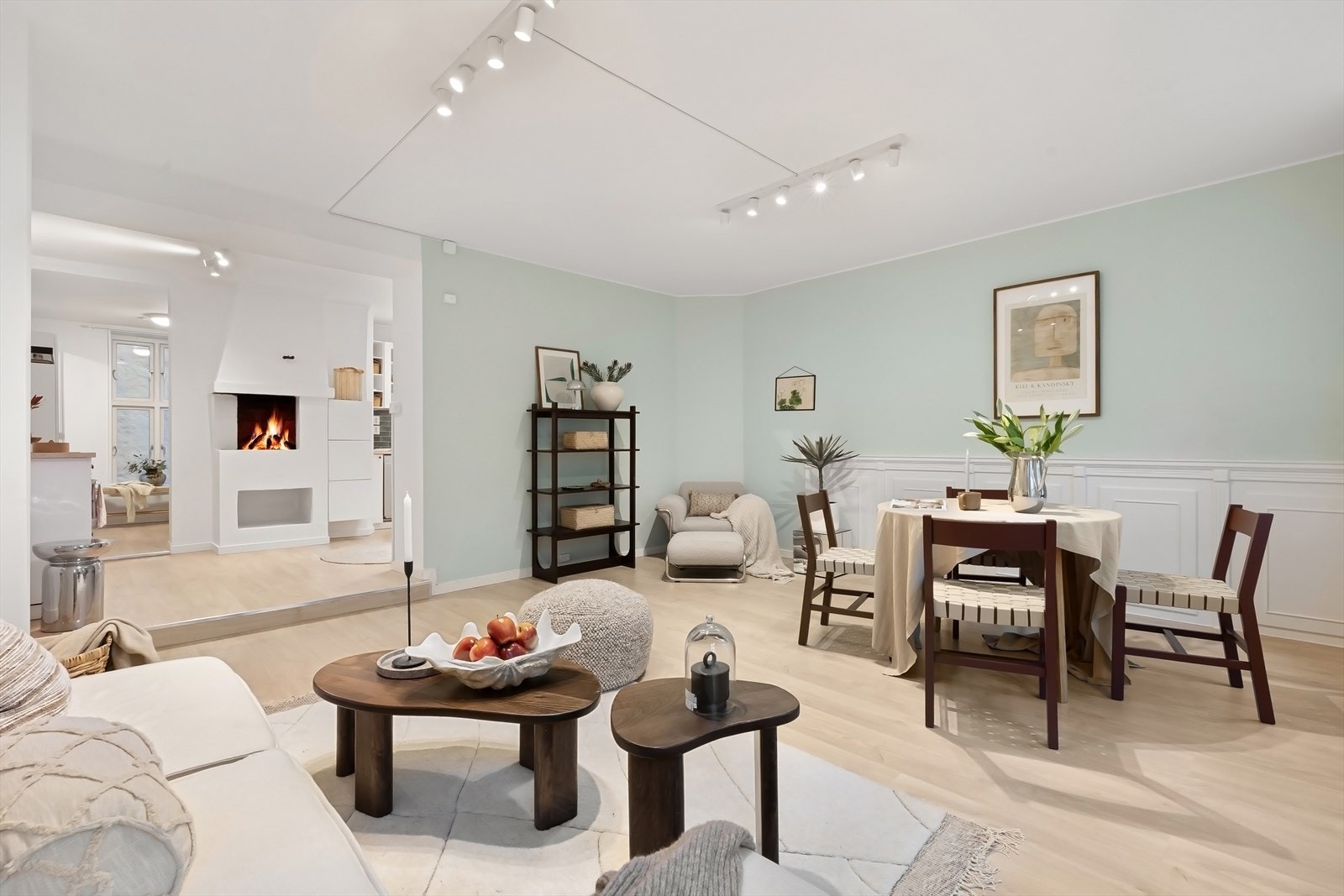 Pen, gjennomgående og romslig 3-roms selveier med sentral beliggenhet på St. Hanshaugen. Galleribilde