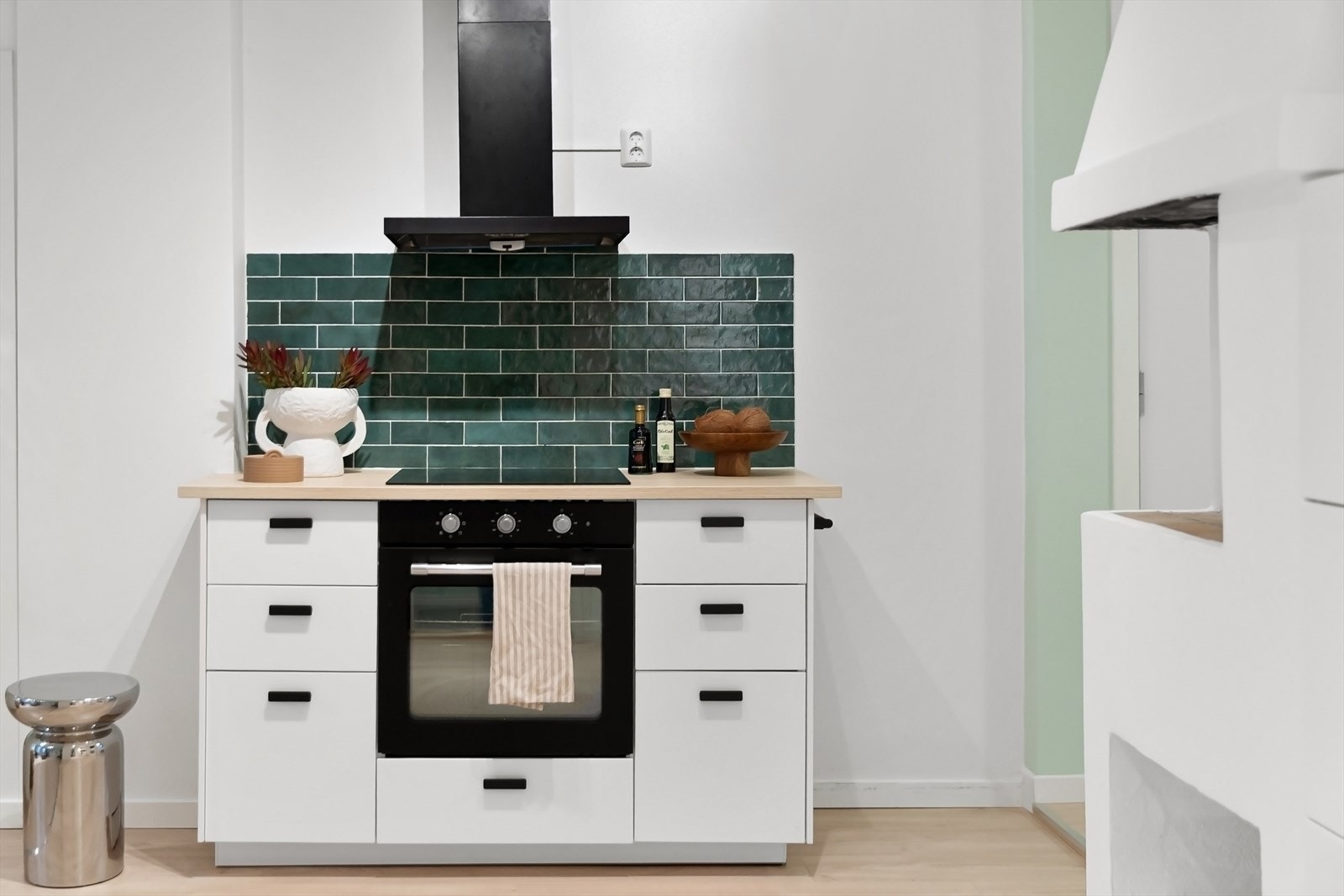 Det er integrert kjøl/fryseskap, oppvaskmaskin, vaskemaskin, stekeovn og platetopp med kullfiltervifte over stekesonen. Galleribilde