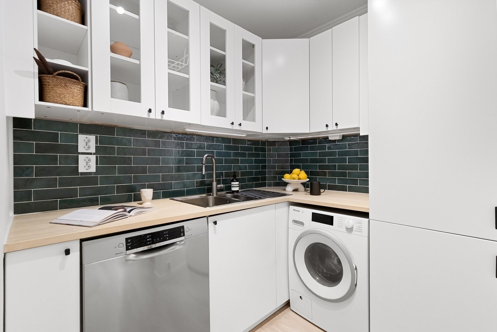 Det er godt med lagringsplass i både benkeskap, overskap og skuffer samt god plass til matlaging. Galleribilde