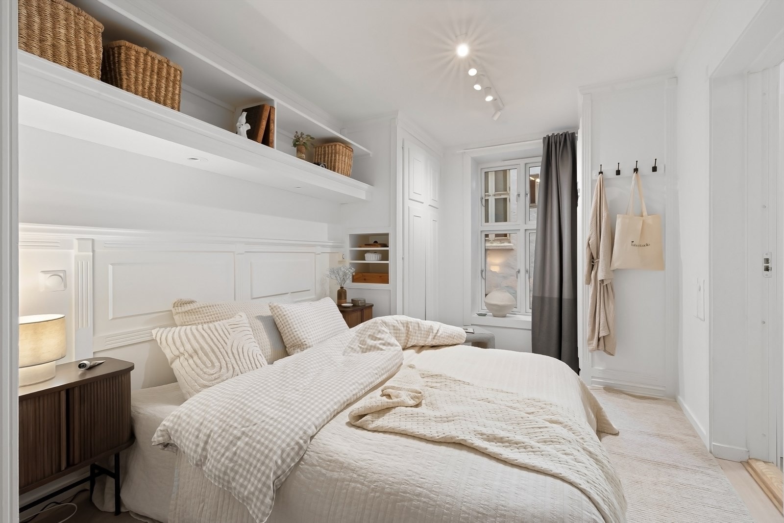 Hovedsoverommet er stort og innbydende med masse lagringsplass. Galleribilde