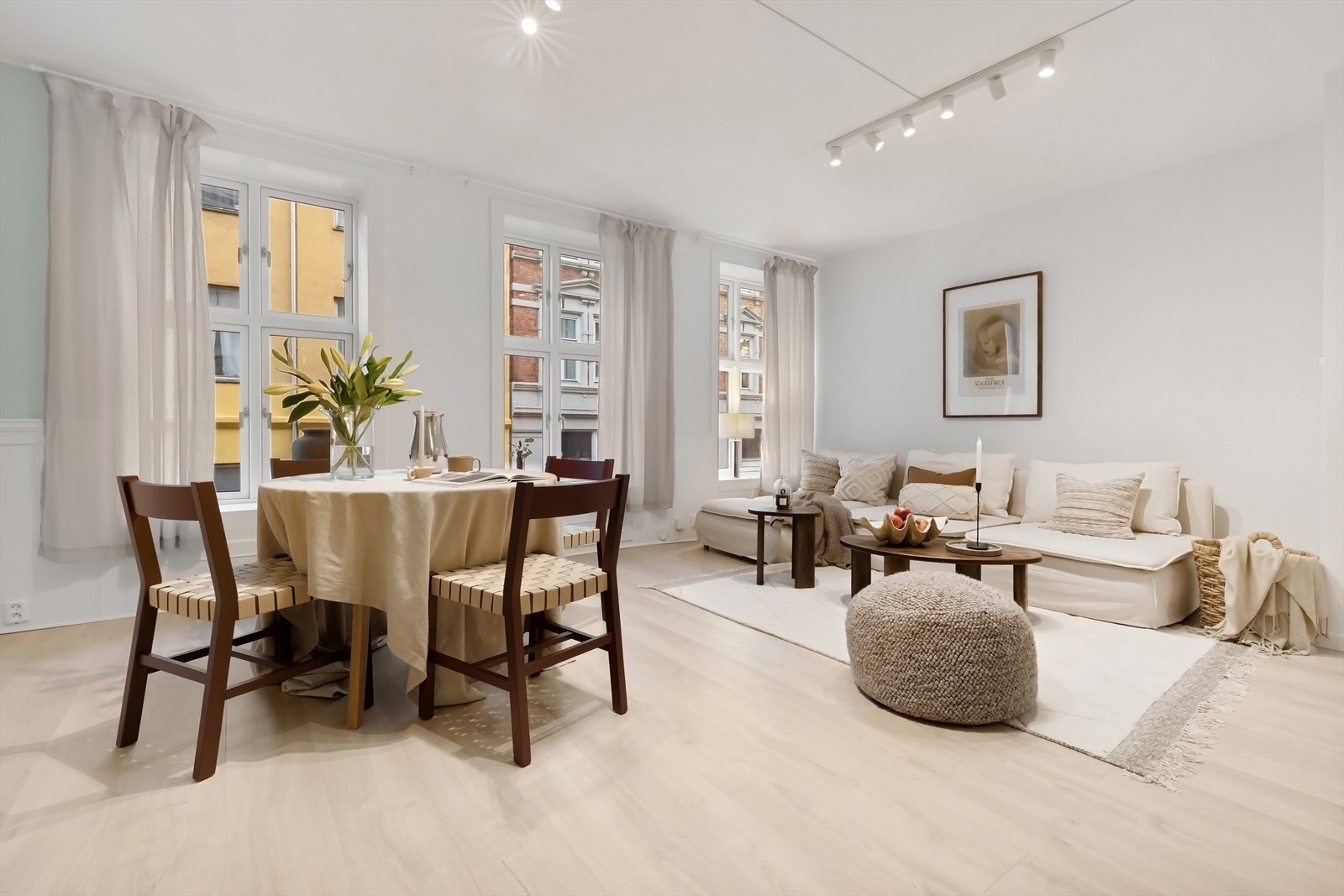 Innbydende, lys og luftig stue med store vindusflater. Galleribilde