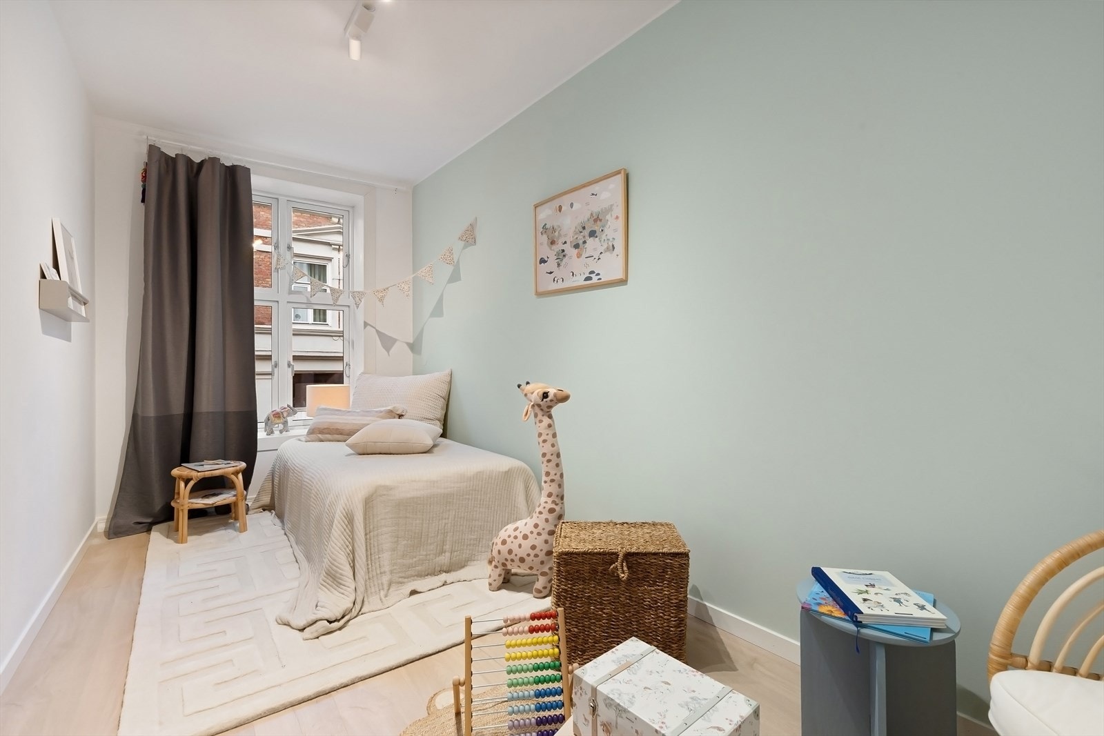 Det andre soverommet passer godt som barnerom, gjesterom eller hjemmekontor. Galleribilde