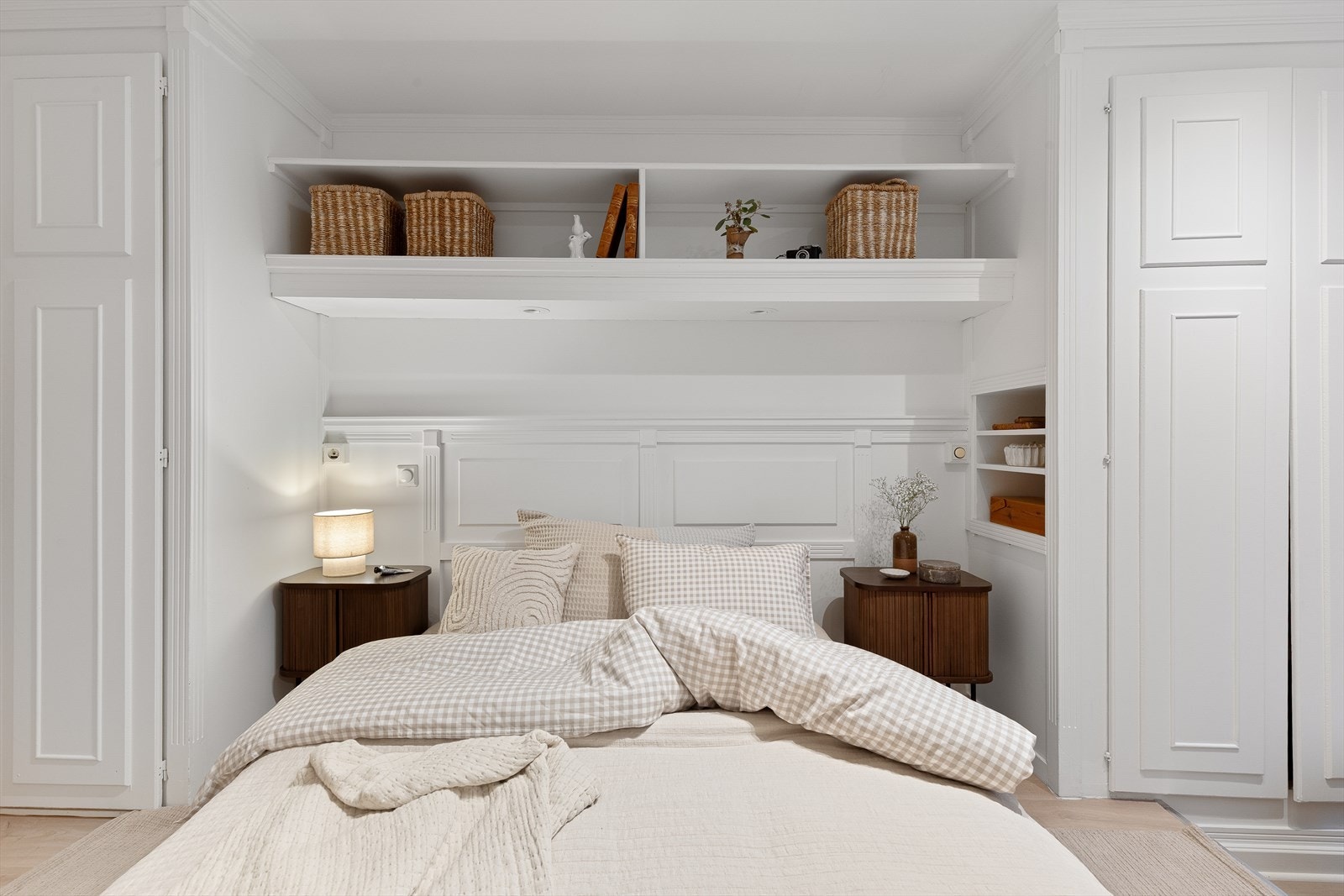 På soverommet er det god plass til dobbeltseng med tilhørende nattbord på hver side. Galleribilde