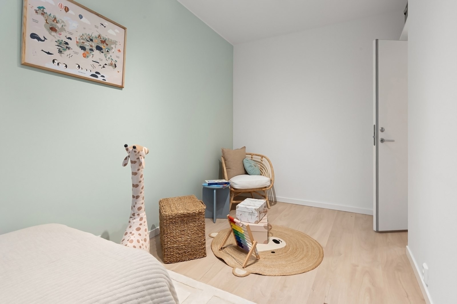 Her er det plass til seng, skrivepult og skap/kommode. Galleribilde