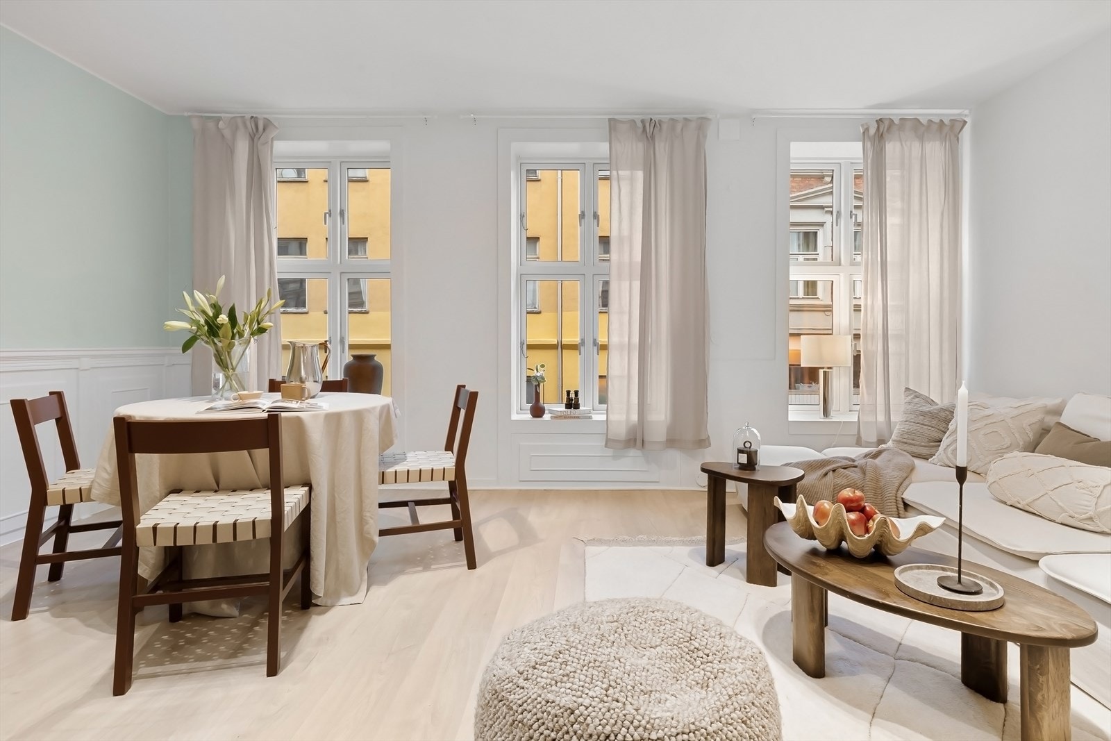 Leiligheten ligger i 2. etasje og inneholder entré, gang, stue, kjøkken, to soverom og bad. Galleribilde