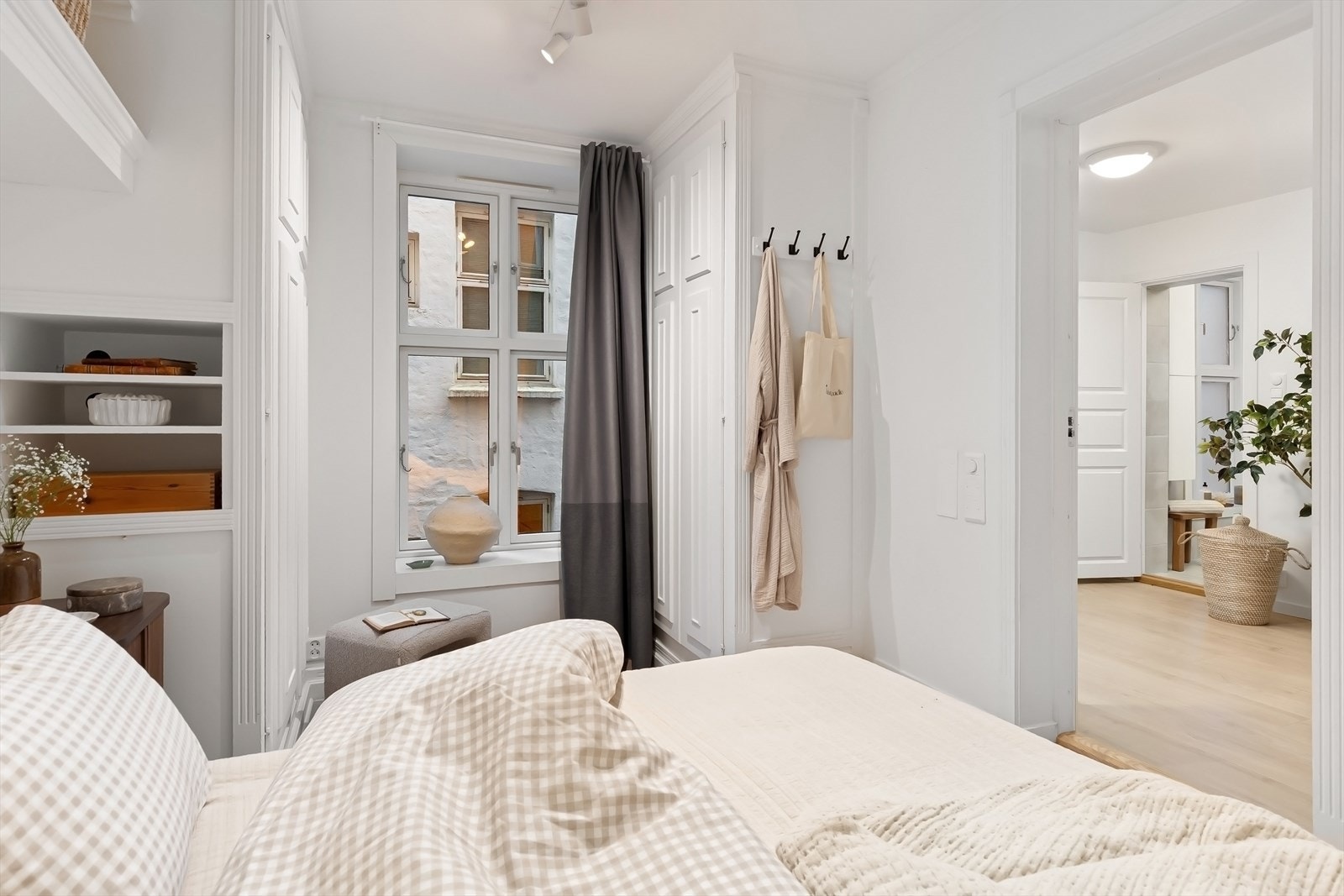 Soverommet vender mot indre gård. Galleribilde