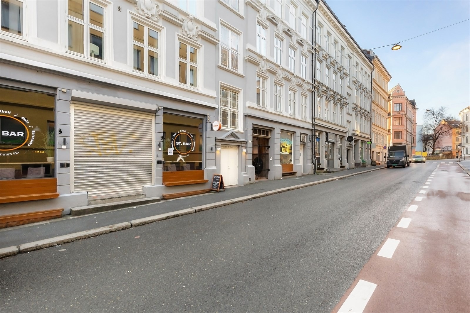 Leiligheten ligger i en enveiskjørt gate. Galleribilde