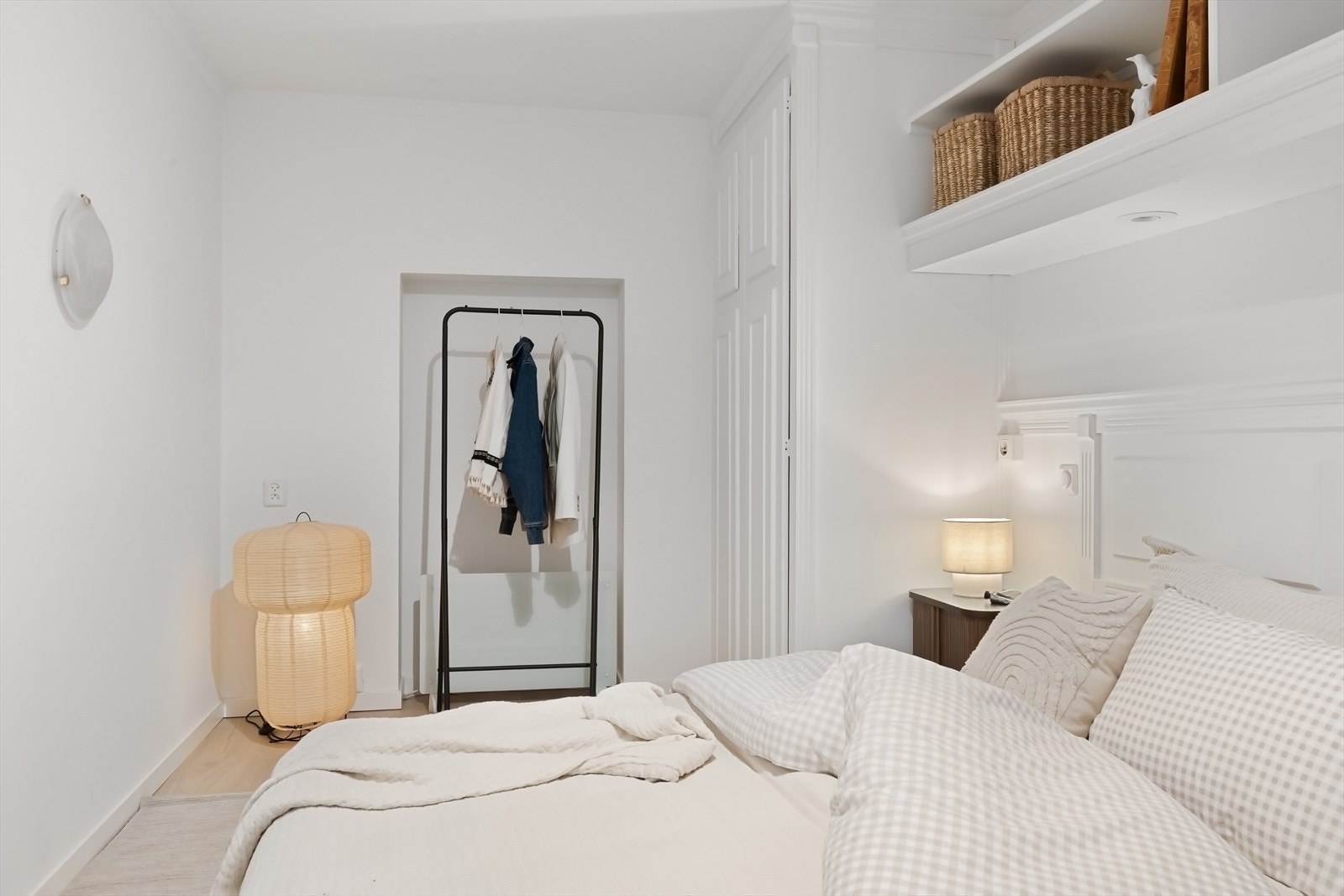 Flere, innebygde skap sikrer godt med lagringsplass. Galleribilde