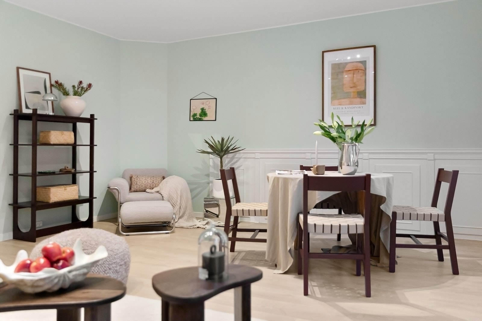 I stuen er det god plass til sofagruppe med tilhørende sofabord og tv-møblement og spisegruppe. Galleribilde