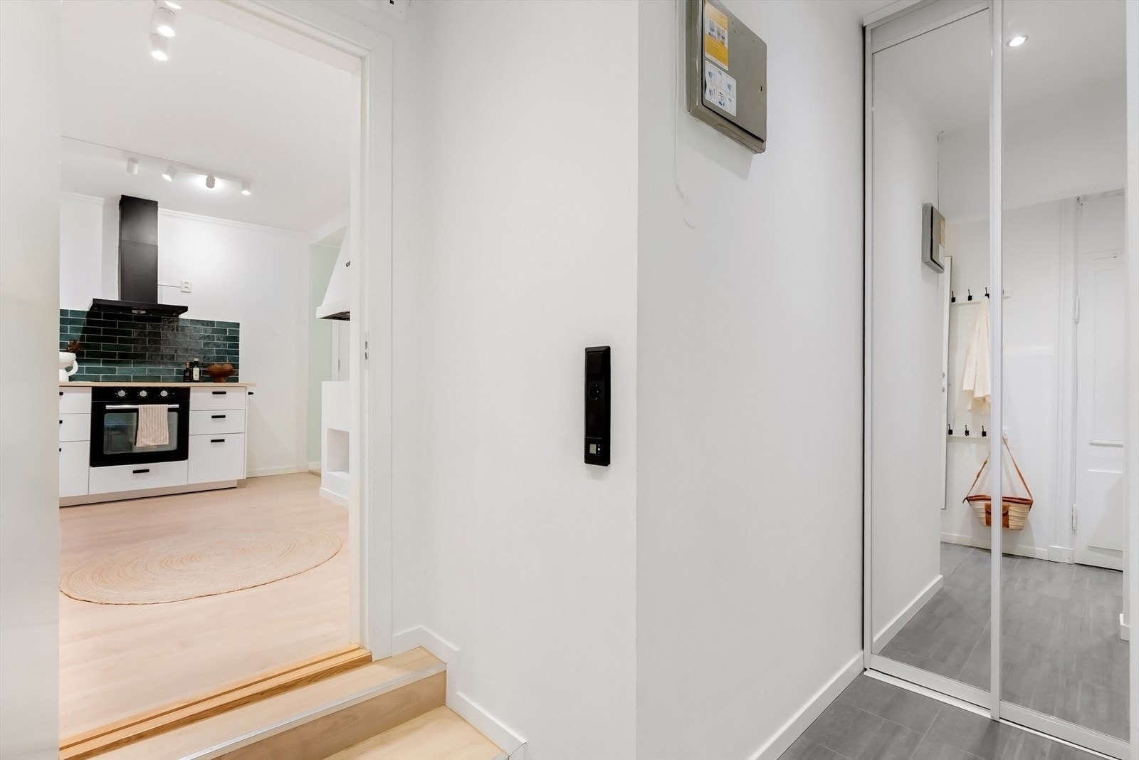 I gangen er det skyvedørsgarderobe og det kan enkelt innredes med knagger og skohylle for oppbevaring av yttertøy og sko. Galleribilde