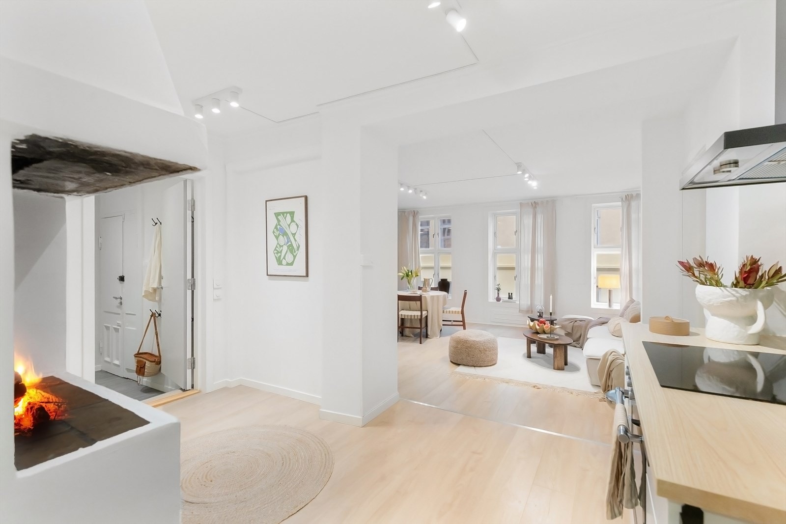 Delvis åpent mellom kjøkkenet og stuen. Galleribilde