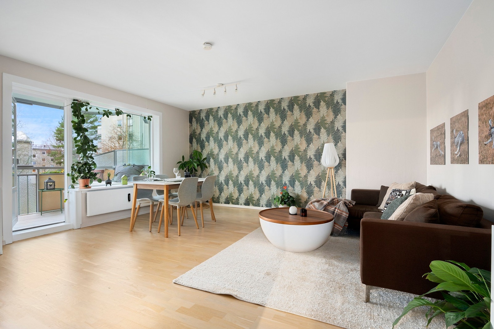 Lys og pen stue med direkte utgang til balkongen Galleribilde