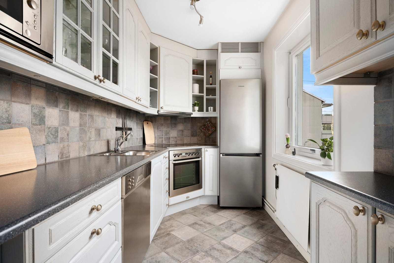 Kjøkken med god skapplass og eget vindu med naturlig lys Galleribilde