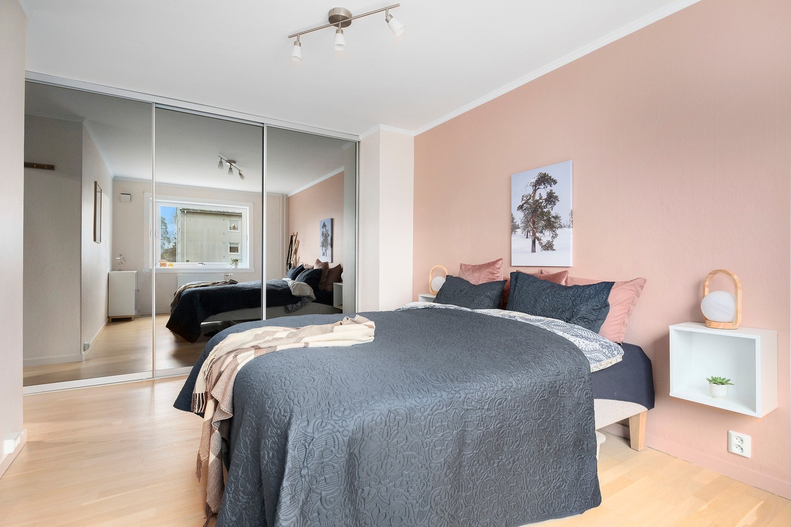 Stort hovedsoverom med skyvedørsgarderobe Galleribilde