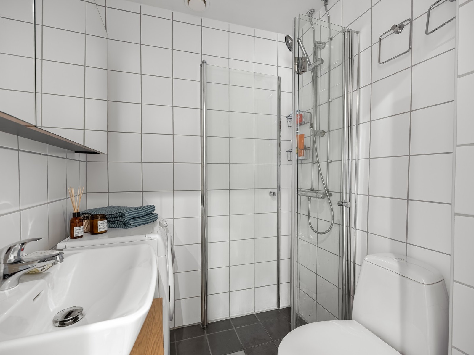 Badet ble rehabilitert i borettslagets regi, i 2005. Elektrisk gulvvarme. Galleribilde