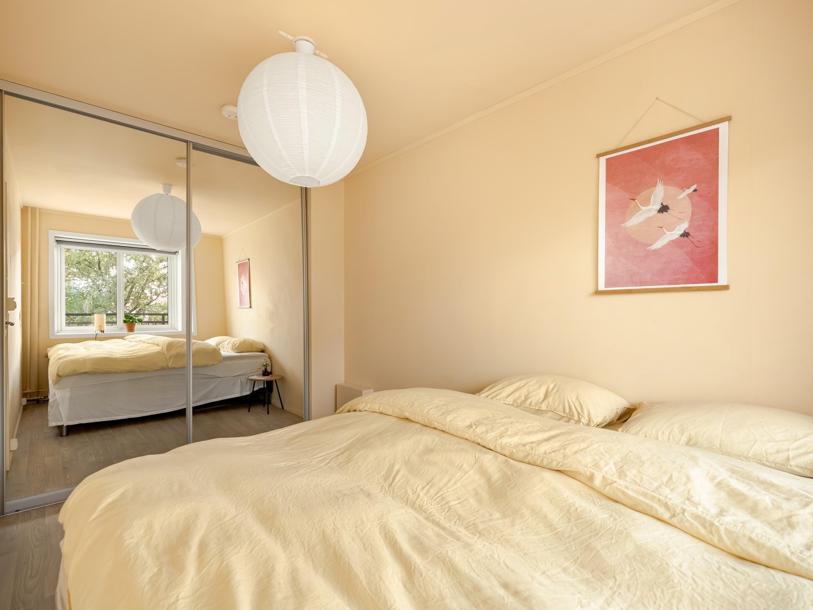 Skyvedørsgarderoben med innmat medfølger ved salg. Galleribilde