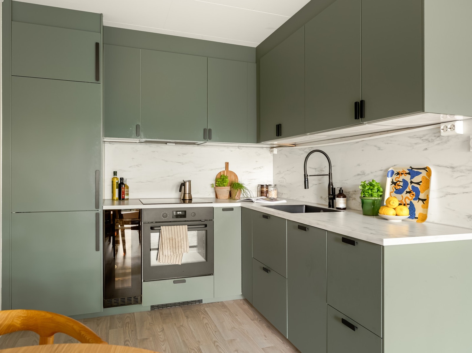 Pent kjøkken pusset opp i 2022, med stilren innredning fra IKEA. Galleribilde