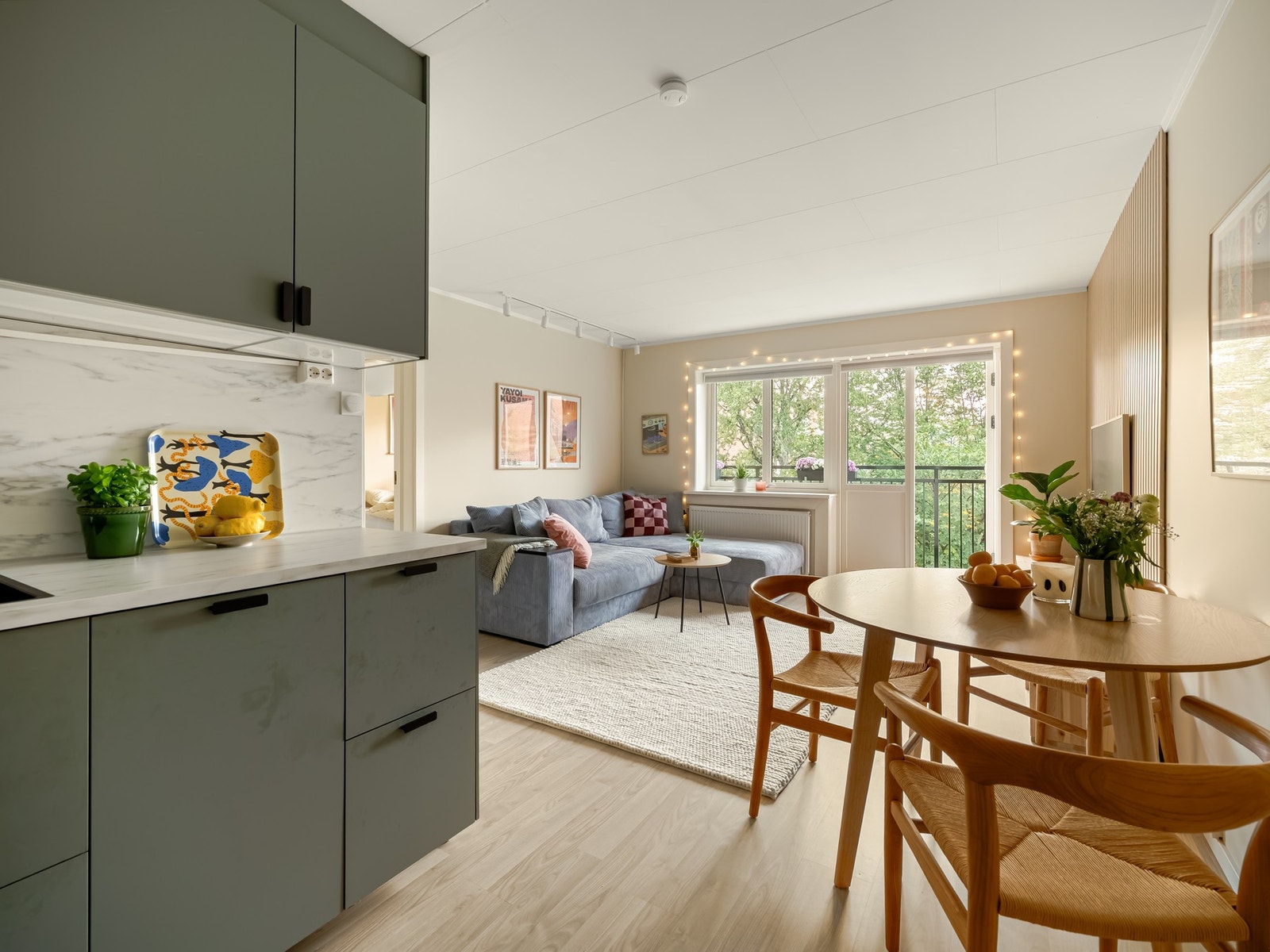 Leiligheten har en usjenert og privat atmosfære. Samtidig bor du nære "alt". Fin kombinasjon, spør du oss! Galleribilde