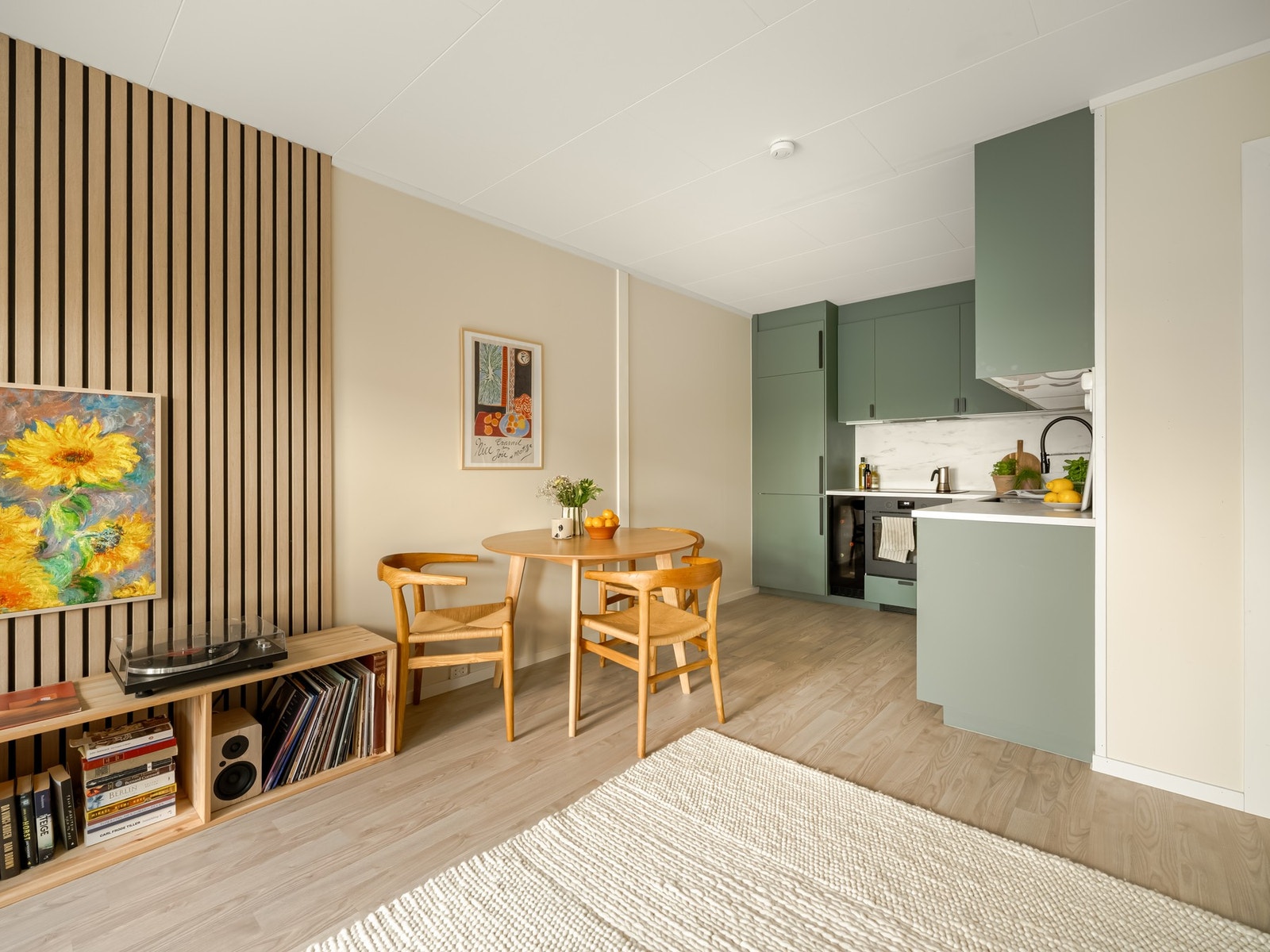 Planløsningen er god, og vi liker at spisebordet skaper et naturlig skille mellom sofagruppen og arbeidssonen på kjøkkenet. Galleribilde