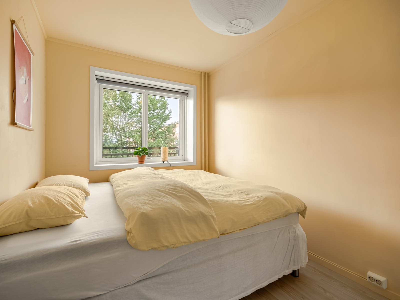 Soverommet er nymalt høsten 2025, med miljøvennlig linoljemaling som er
spesielt godt for inneklima. Galleribilde