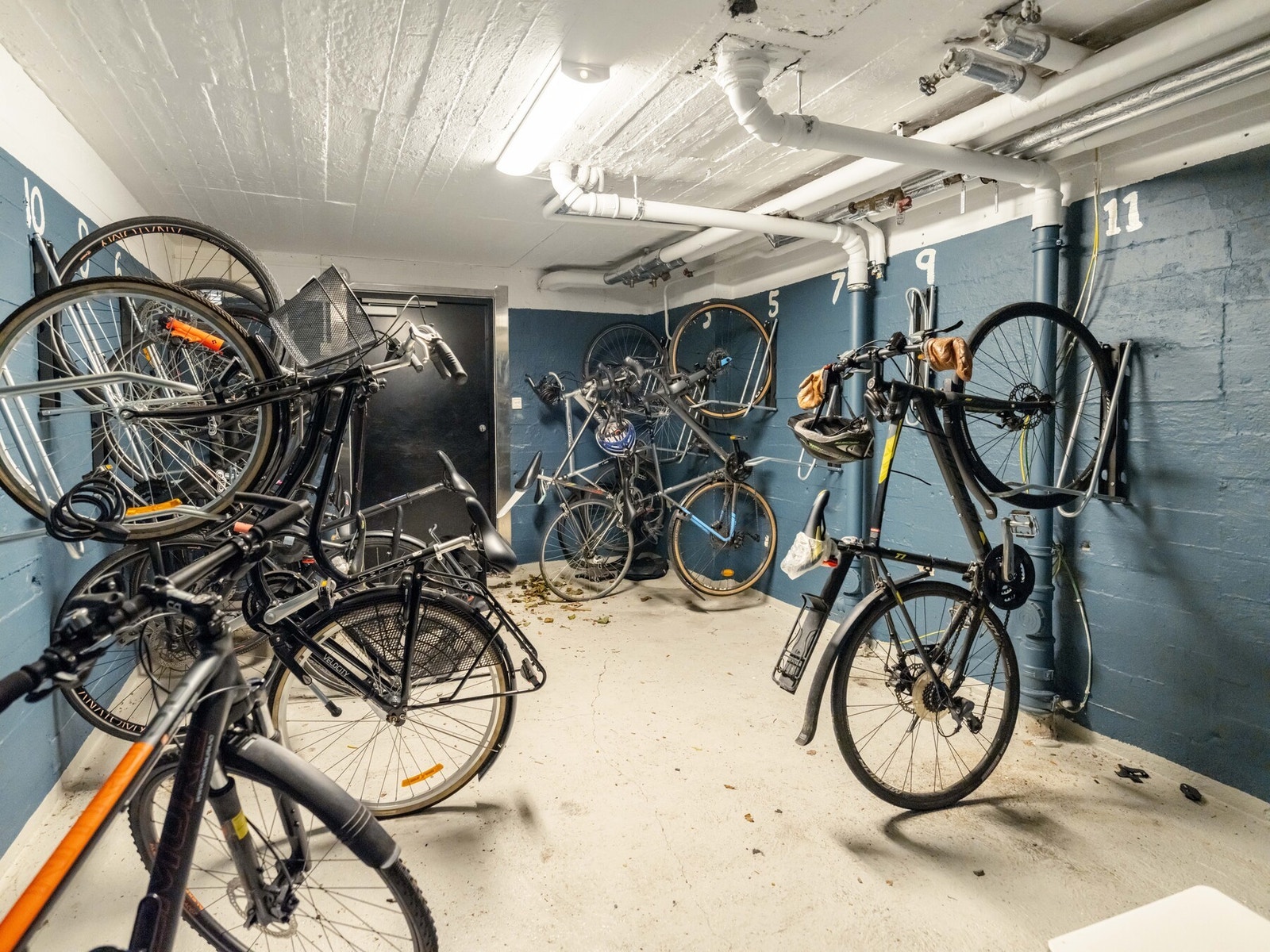 Det er mulig å leie innendørs sykkelparkering etter venteliste. Det er gratis låst sykkelskur utenfor blokka. Galleribilde