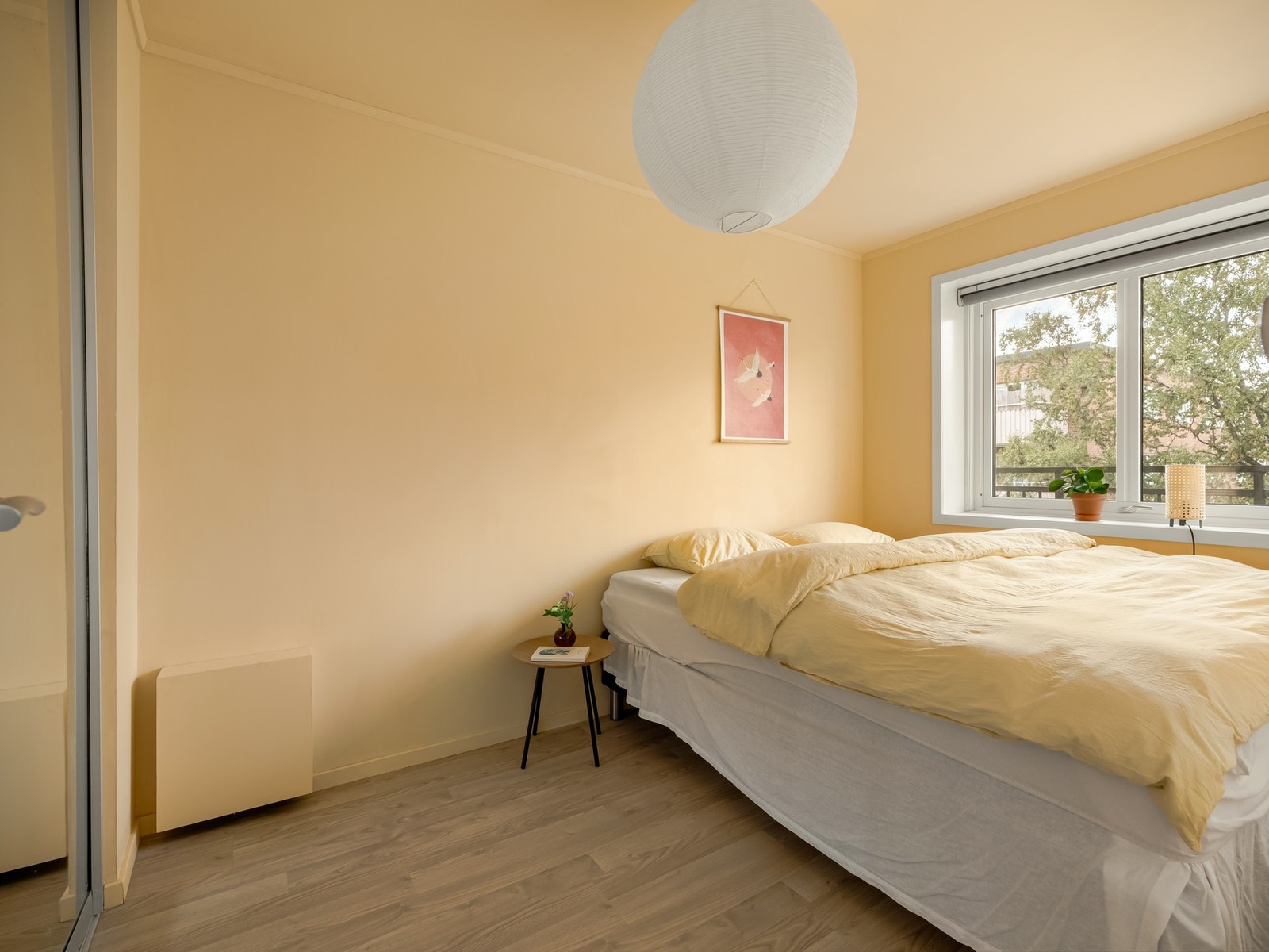 Soverommet er stort. Du har god plass til nattbord på hver side av sengen, og hele kortsiden har takhøy skyvedørsgarderobe. Galleribilde