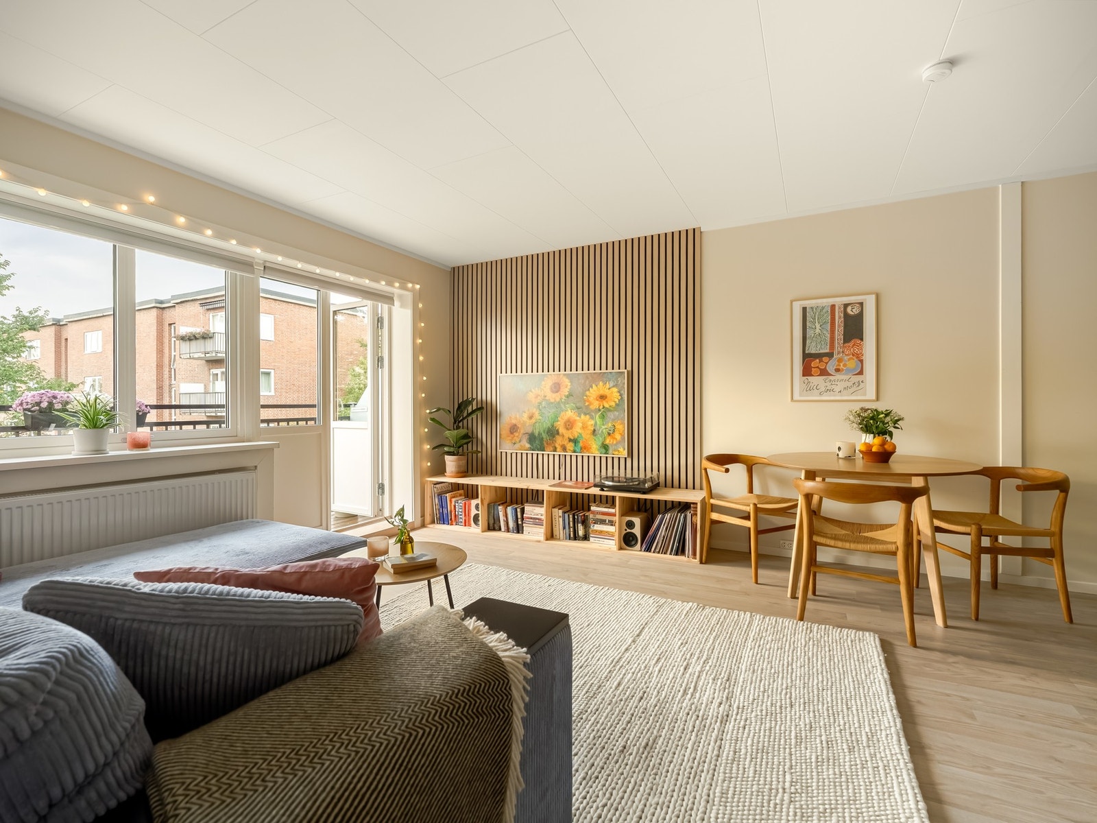 Leiligheten ligger høyt og fritt i 4. etasje. God intern beliggenhet sikrer deg svært lite innsyn. Galleribilde