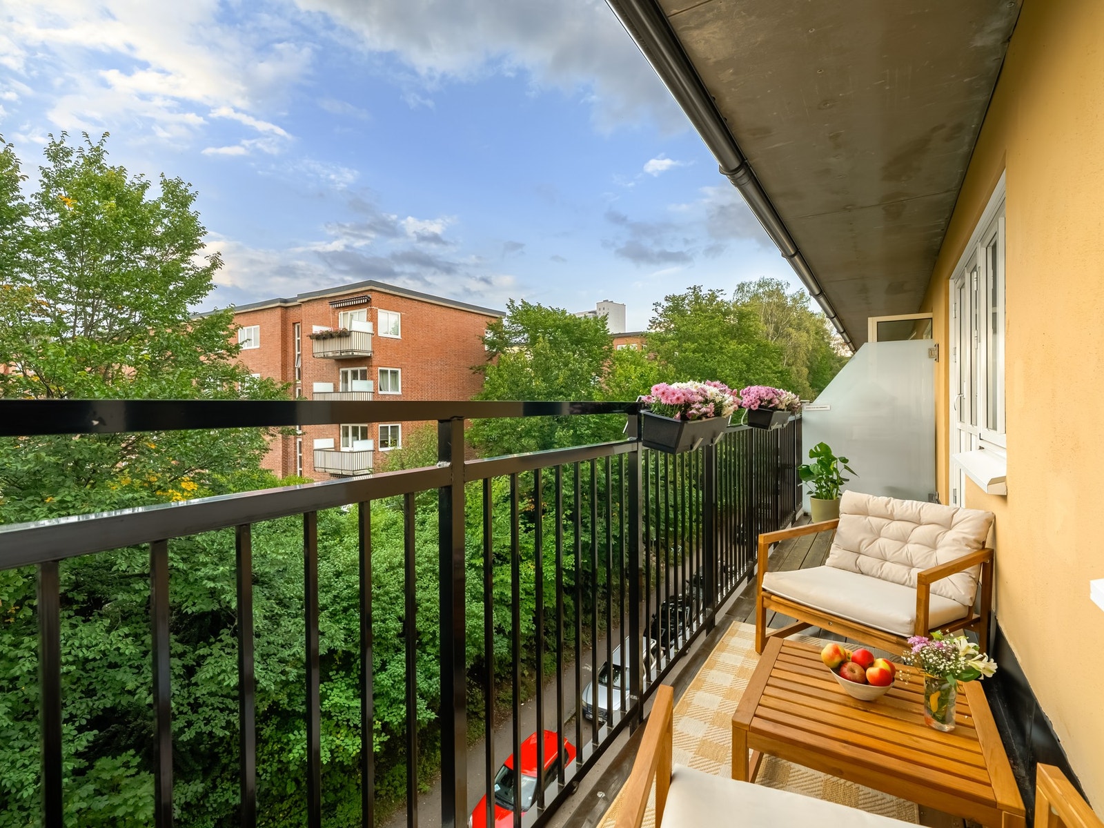 Stor, herlig balkong hvor sola kommer frem fra ca kl15:30 til ca 22 midt om sommeren, ifølge eier. Galleribilde