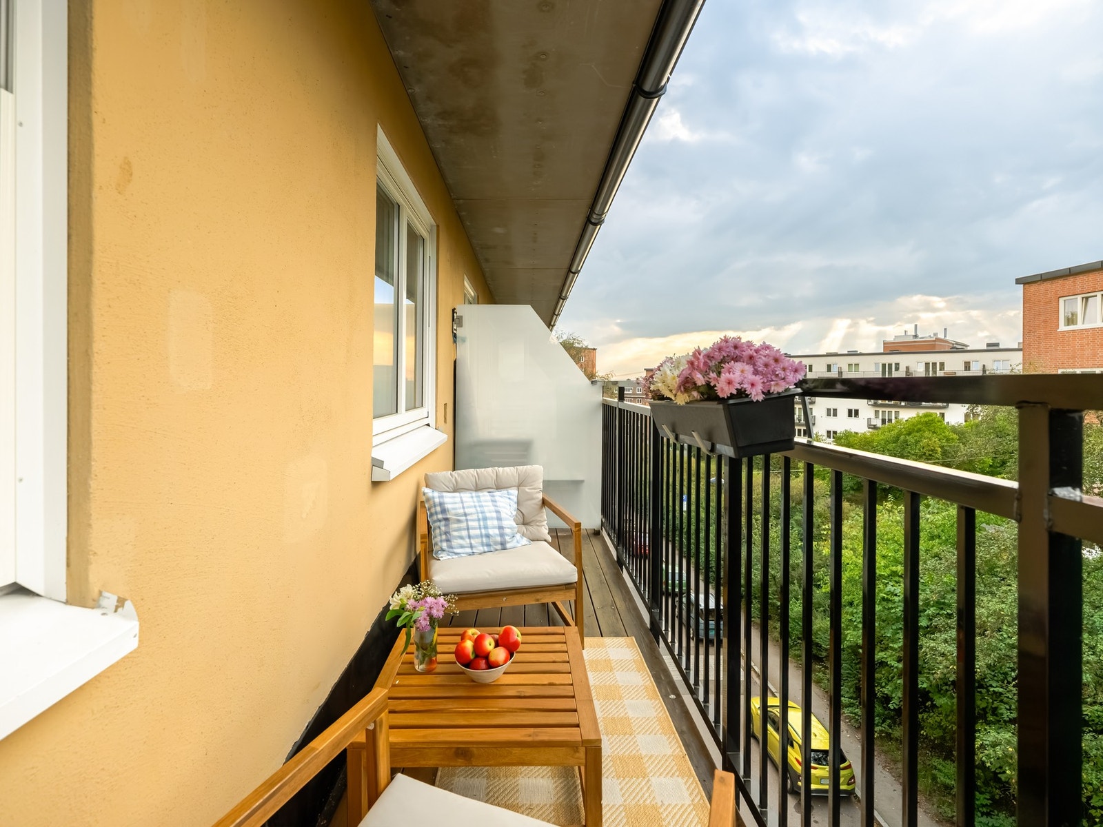 Det frodige utsynet skaper en privat atmosfære i leiligheten både sommer og høst. Galleribilde