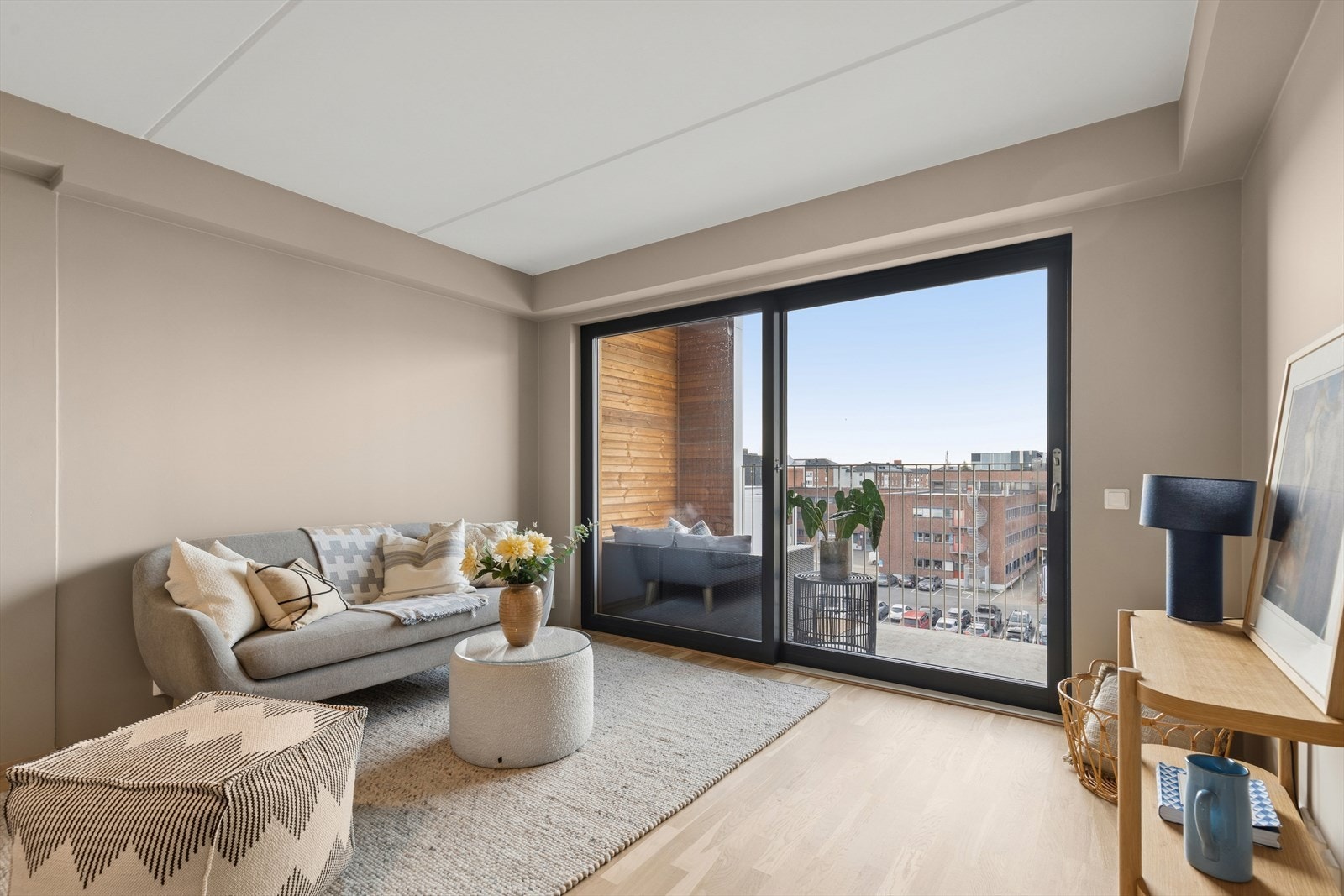 Fra stuen er det utgang til den største balkongen Galleribilde