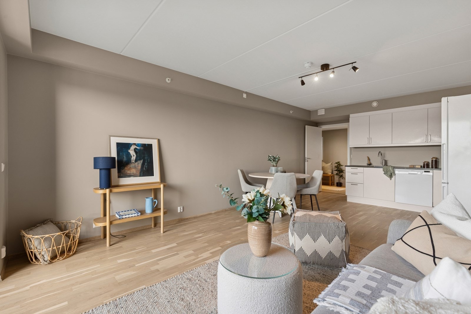 Leiligheten er nymalt i varme farger Galleribilde