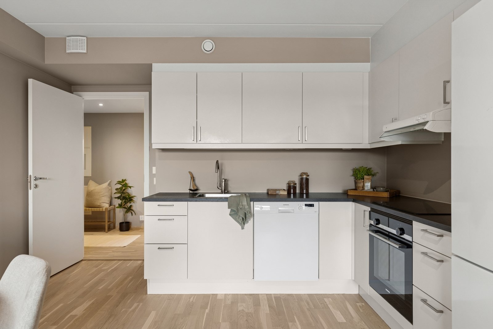 Kjøkken ned hvitevarer Galleribilde