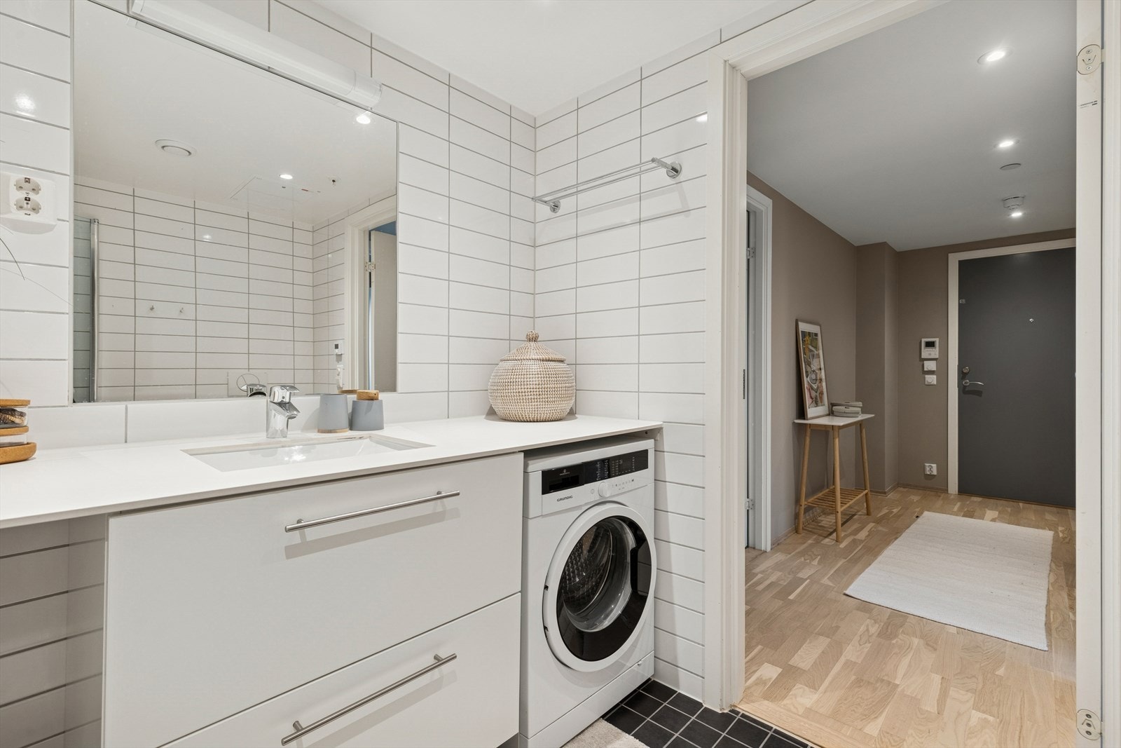 Flisslagt bad med opplegg for vaskemaskin/tørketrommel Galleribilde