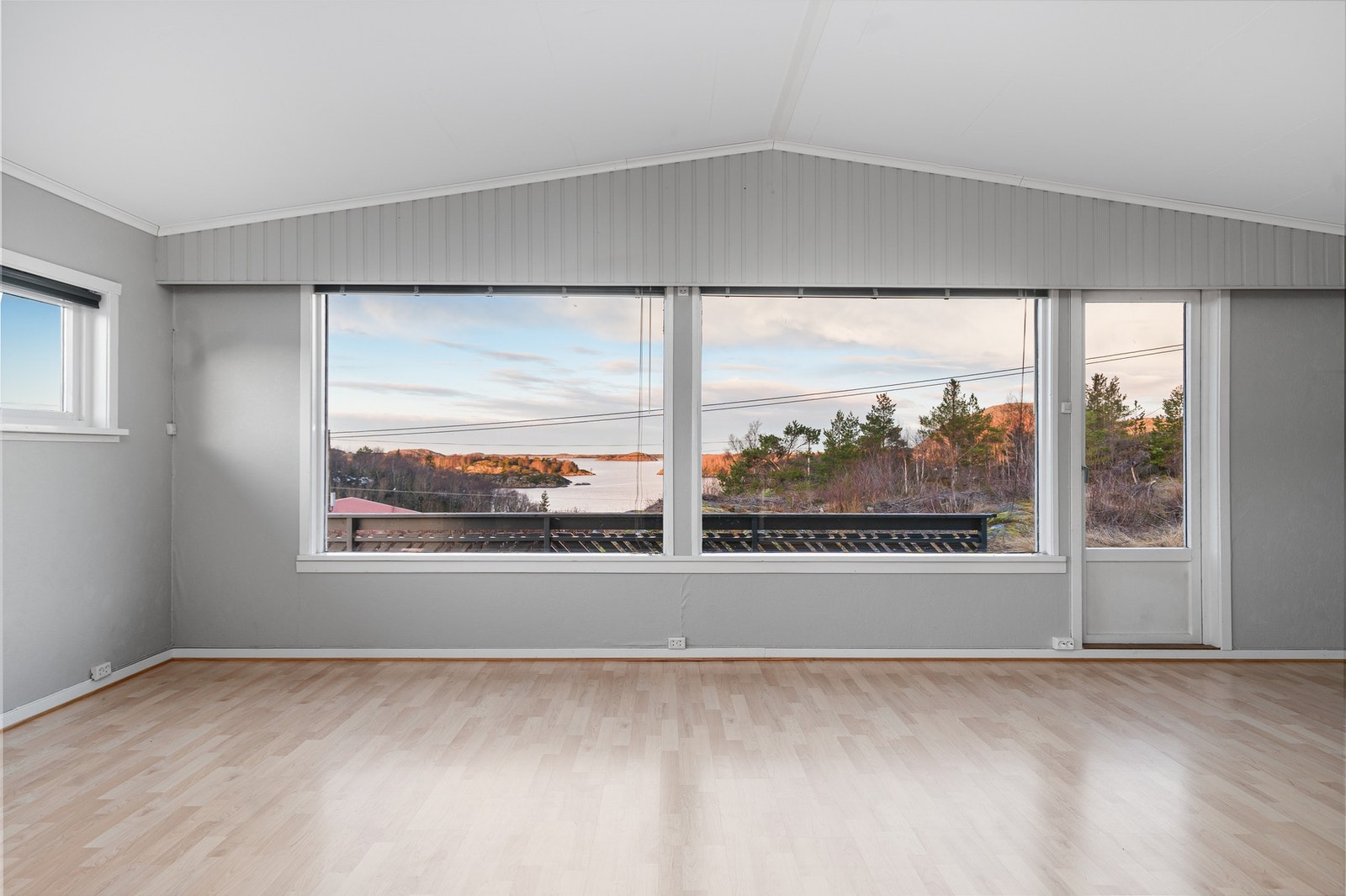 Stue med fantastisk sjøutsikt Galleribilde