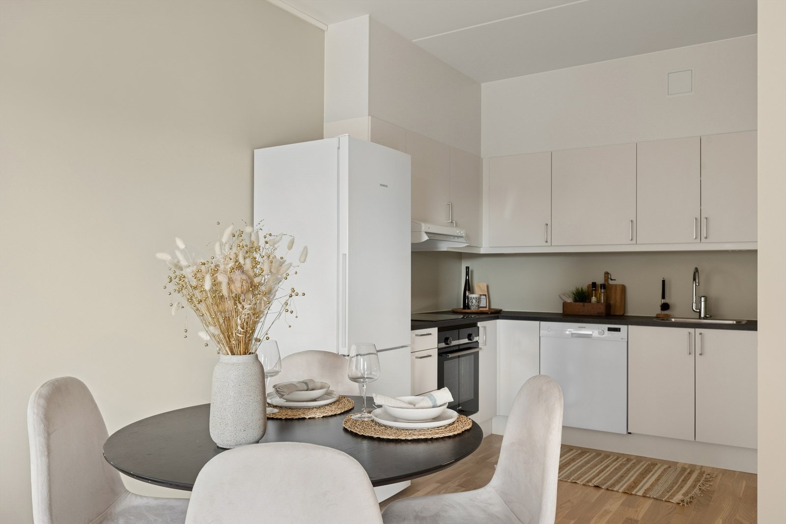 Delvis adskilt kjøkken fra stuen Galleribilde