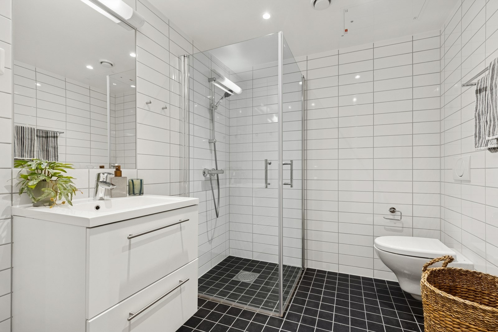 Bad med gulvvarme og opplegg for vaskemaskin Galleribilde