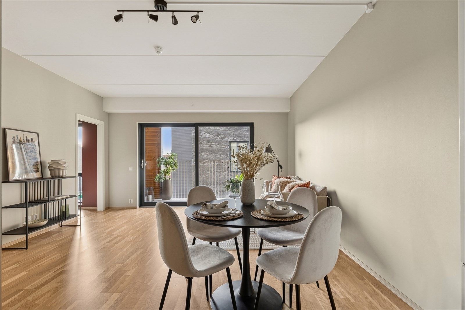 Stuen er stor og romslig Galleribilde