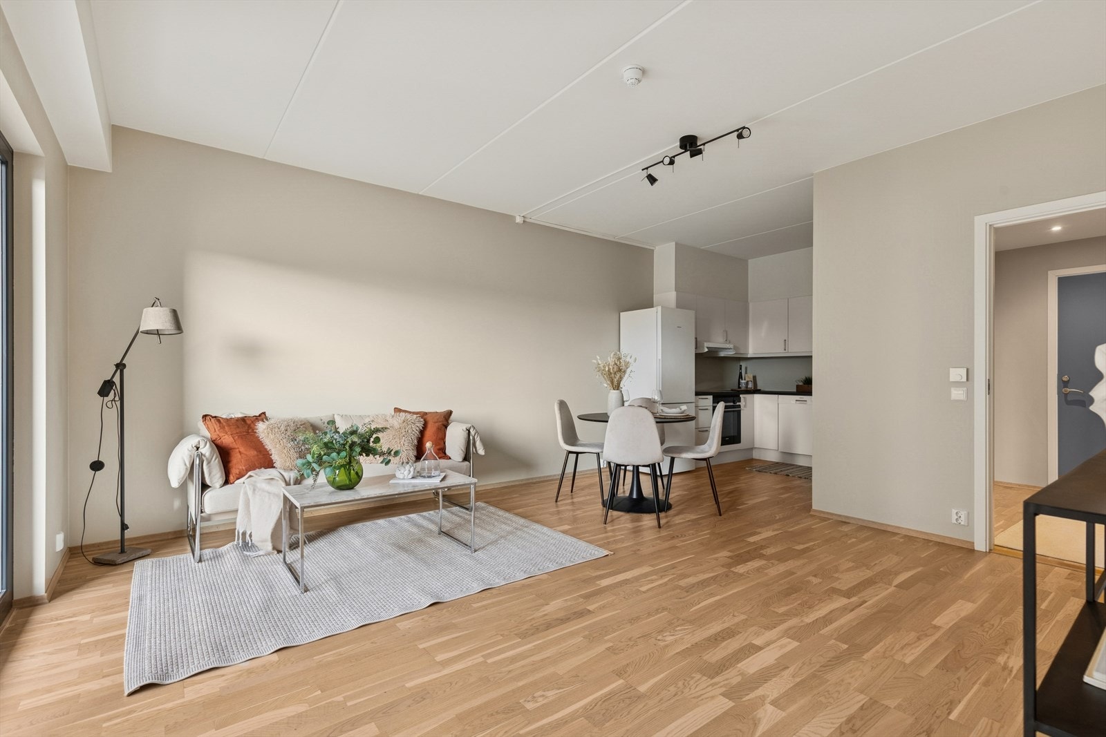 Leiligheten er nymalt i delikate farger Galleribilde