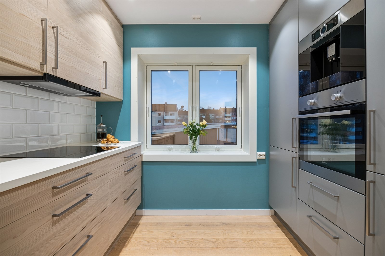 Integrerte hvitevarer som kombiskap, oppvaskmaskin, platetopp,stekeovn og kaffemaskin. Galleribilde