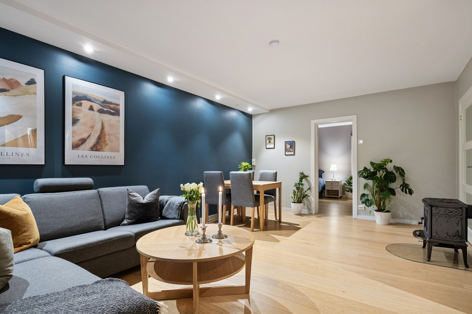 Romslig stue på 21,5 m² som gir flere møbleringsmuligheter. Galleribilde