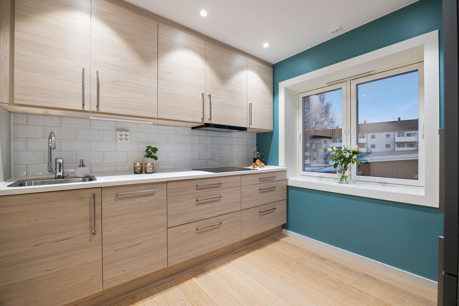 Lekkert kjøkken med rikelig med skap- og benkeplass. Galleribilde