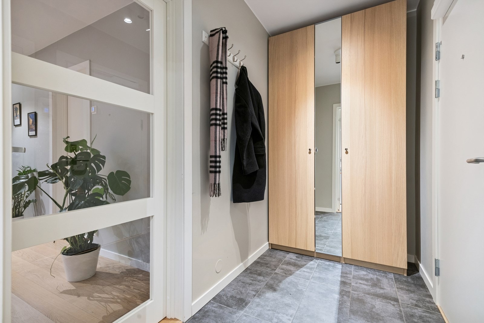 Garderobeløsning i gangen medfølger salg. Galleribilde