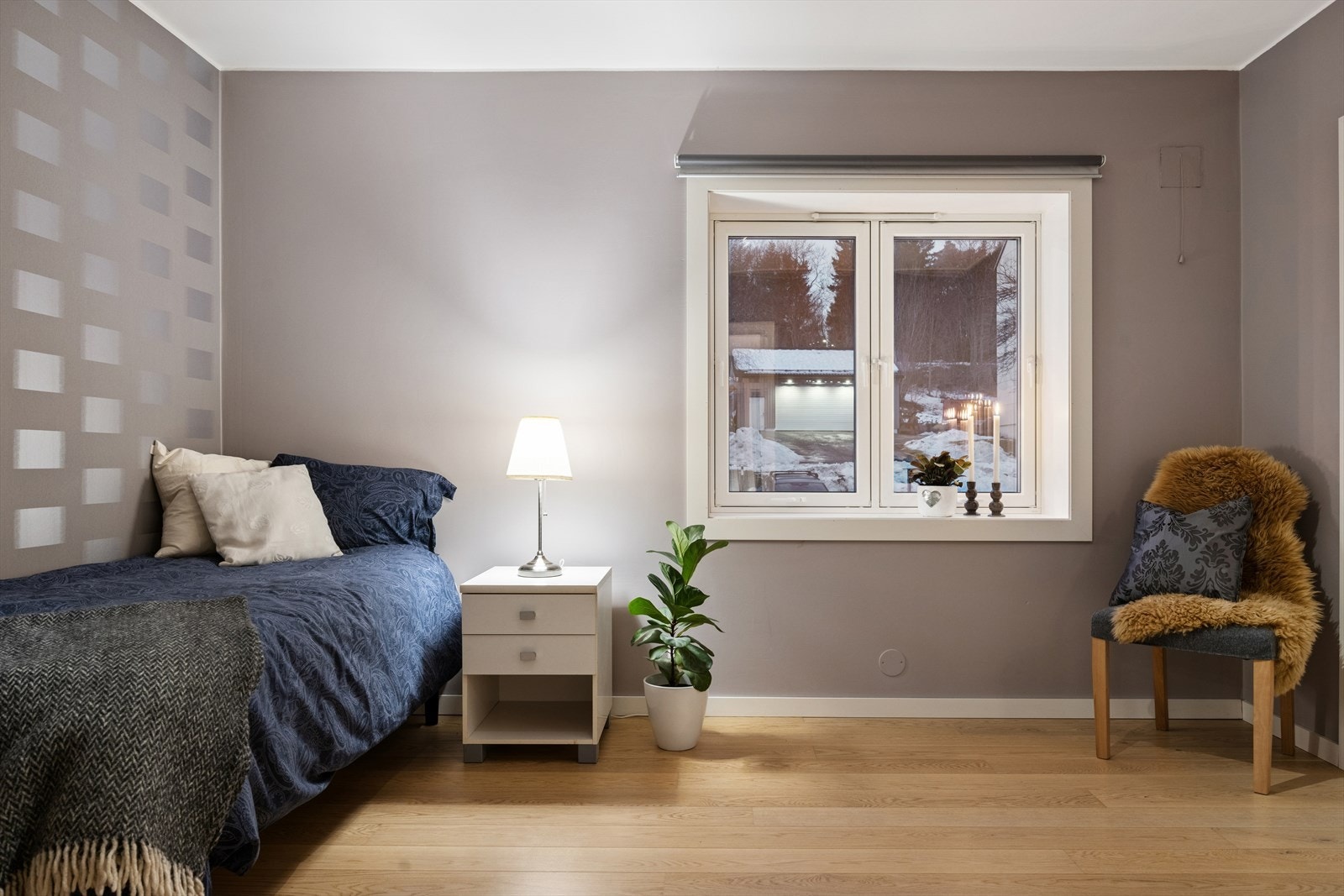 Soverommet er på 12,5 m² med tilhørende bod på 2,5 m² innredet som walk-in-closet. Galleribilde