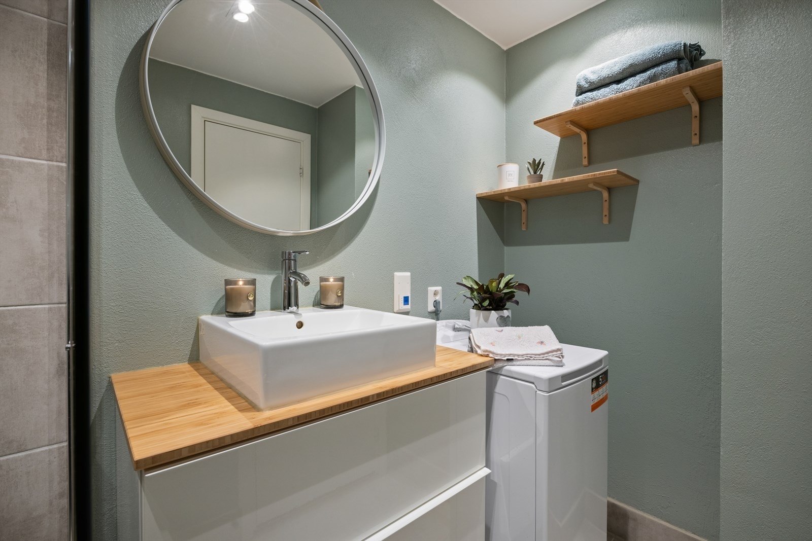 Opplegg for vaskemaskin på badet. Galleribilde