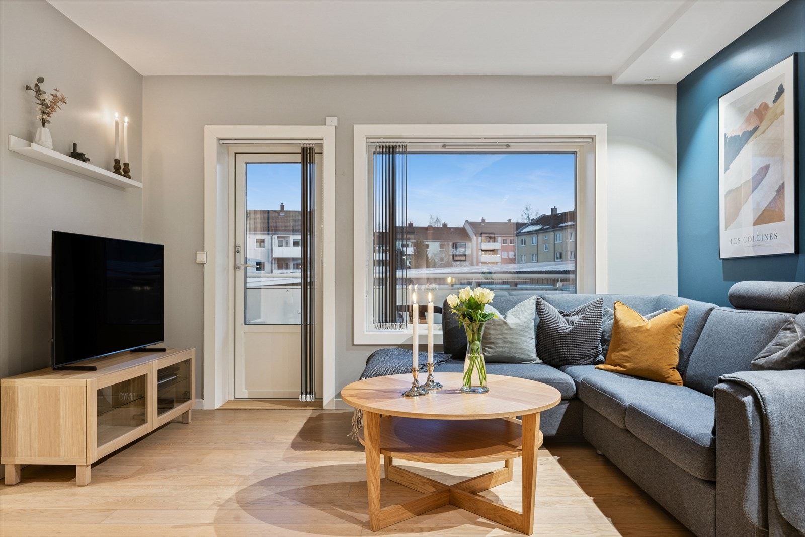 Fra stuen er det utgang til overbygd balkong. Galleribilde