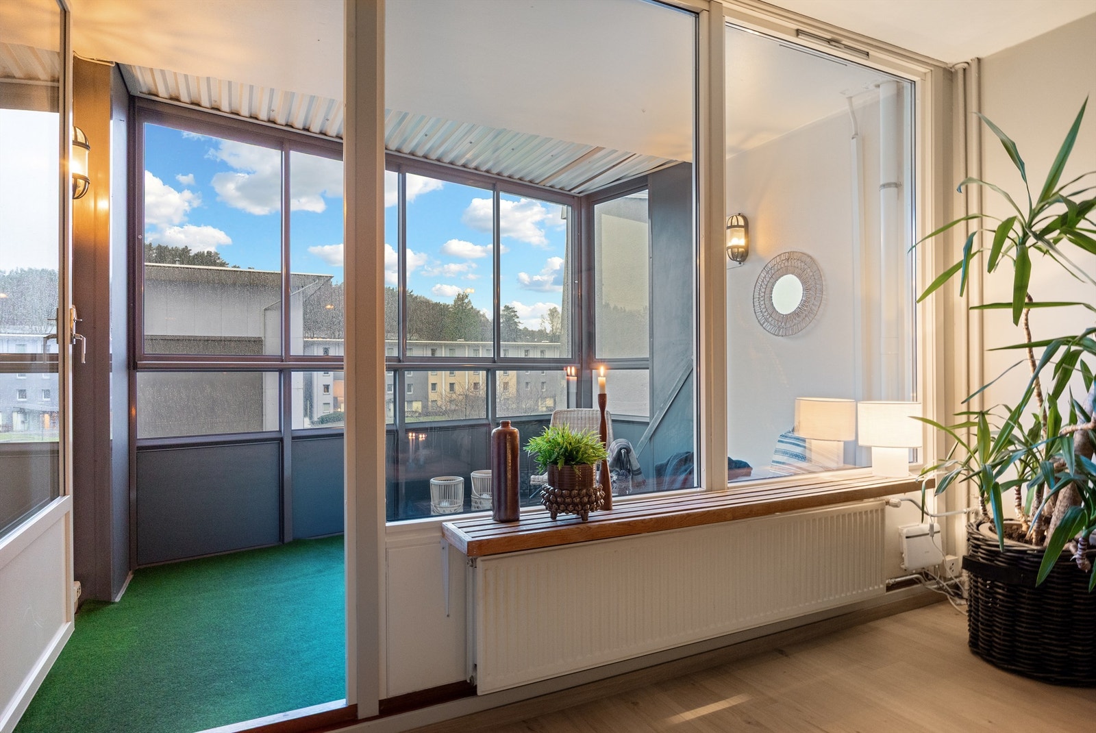 Utgang til innglasset balkong på ca. 9 kvm. Galleribilde