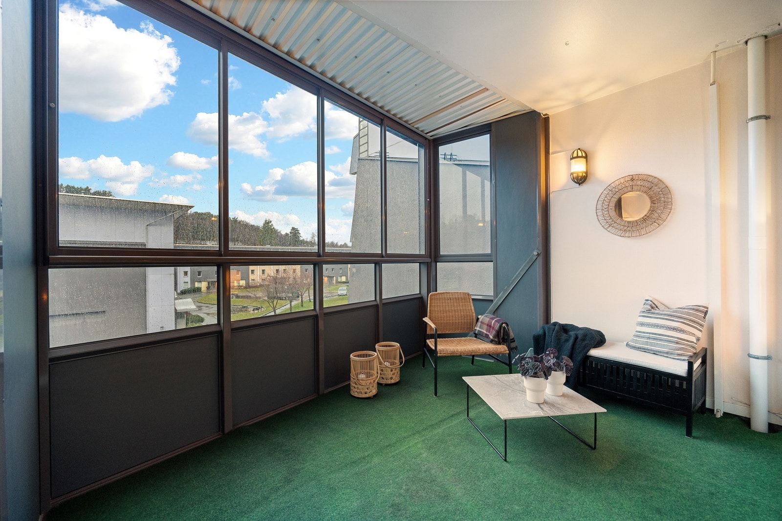 Balkong med fin utsikt over fellesarealet og gode solforhold. Galleribilde