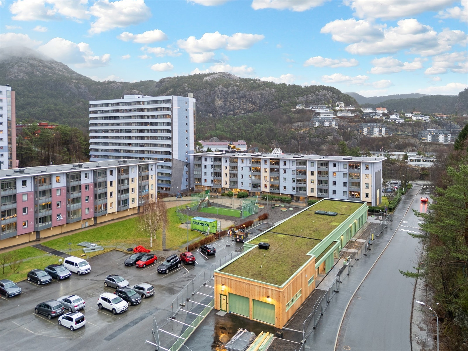 Dronefoto over det nye flerbruksbygget, ballbinge, lekeplass og de nærmeste nabobyggene Galleribilde