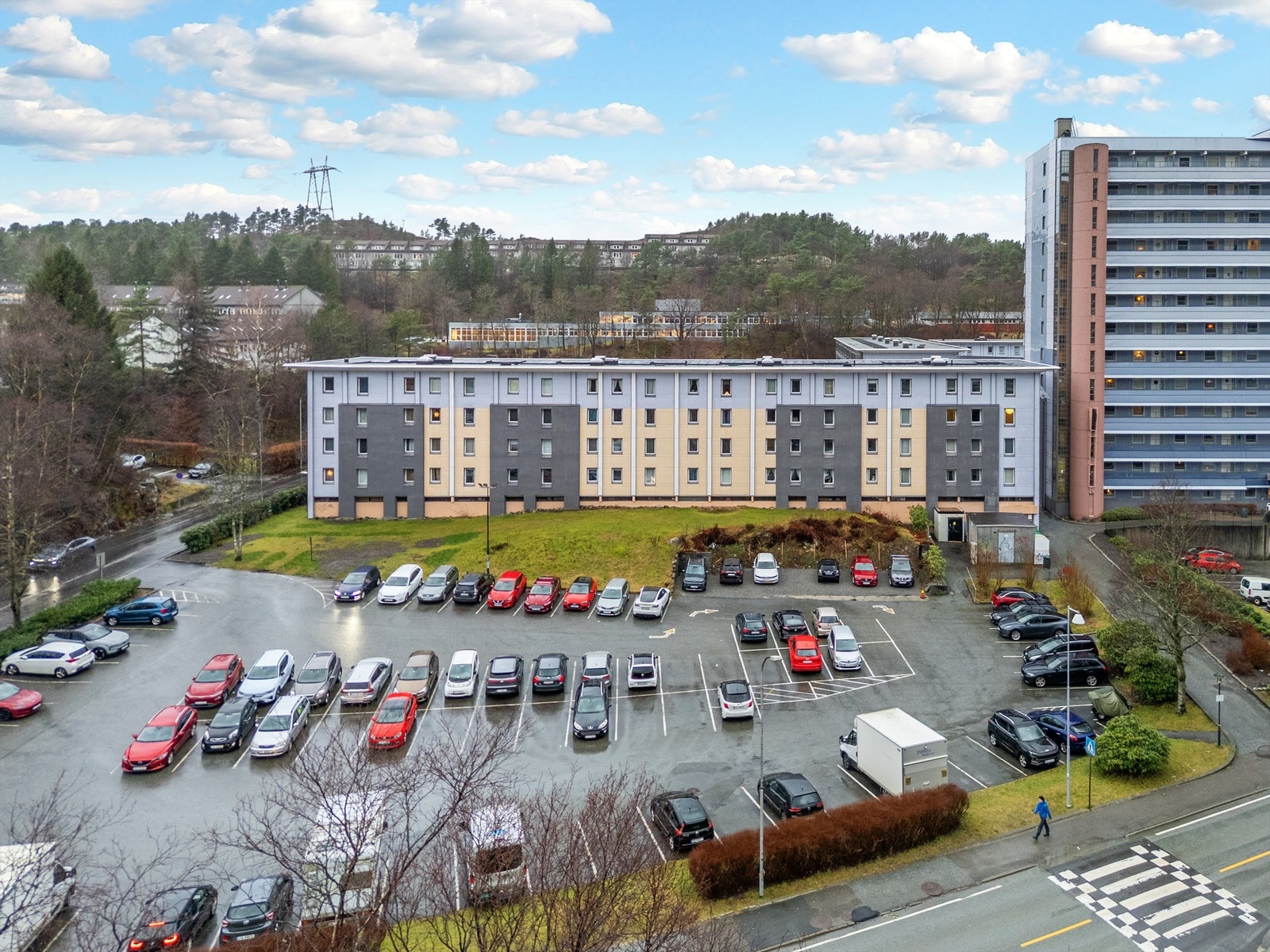 Fasade og felles parkeringsplass mot øst Galleribilde